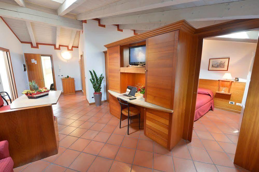 Residence Del Messaggero โรเวเรโต ภายนอก รูปภาพ